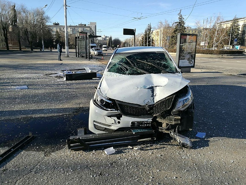 Девушка на иномарке врезалась в остановку и сбила пешехода.