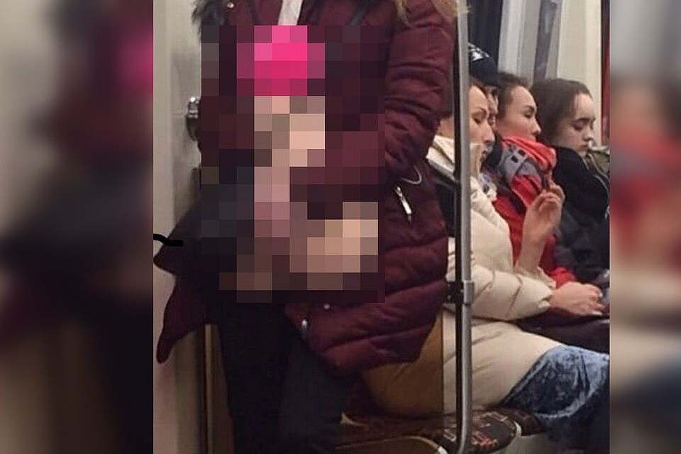 Девушка ехала в метро с пикантной игрушкой в руках. Фото: vk.com/subwaynsk.