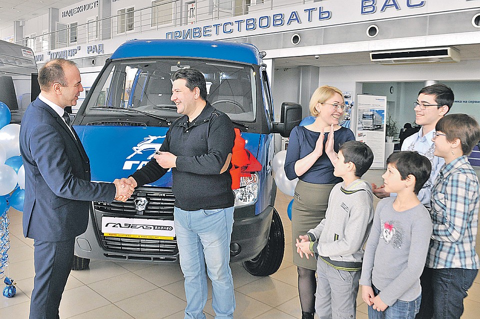 Роман Вико (второй слева): «Благодаря Горьковскому автозаводу осуществилась наша давняя мечта». Автор фото: Михаил СОРОКИН.