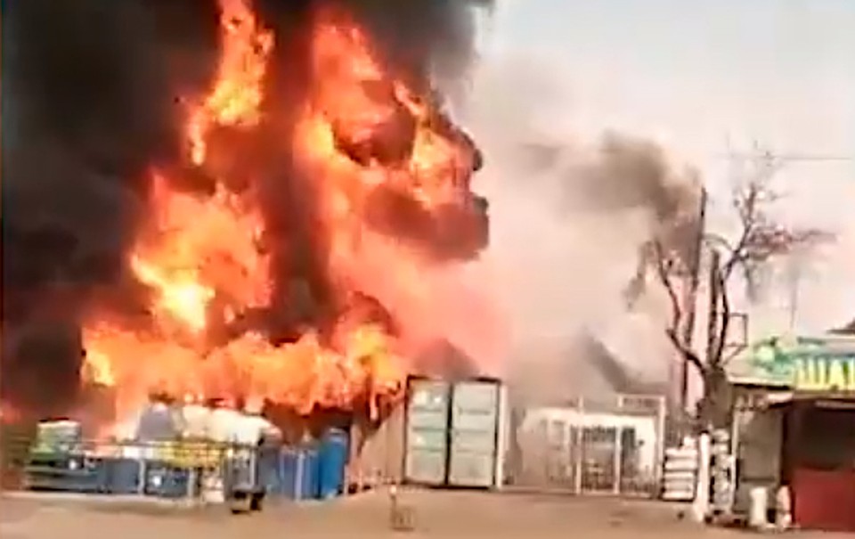 Пожар начался днем.