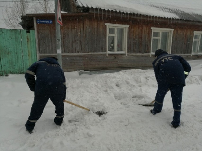 В Ханты-Мансийске на борьбу со снегом вышли 300 дворников с лопатами. Фото с сайта администрации города Ханты-Мансийска