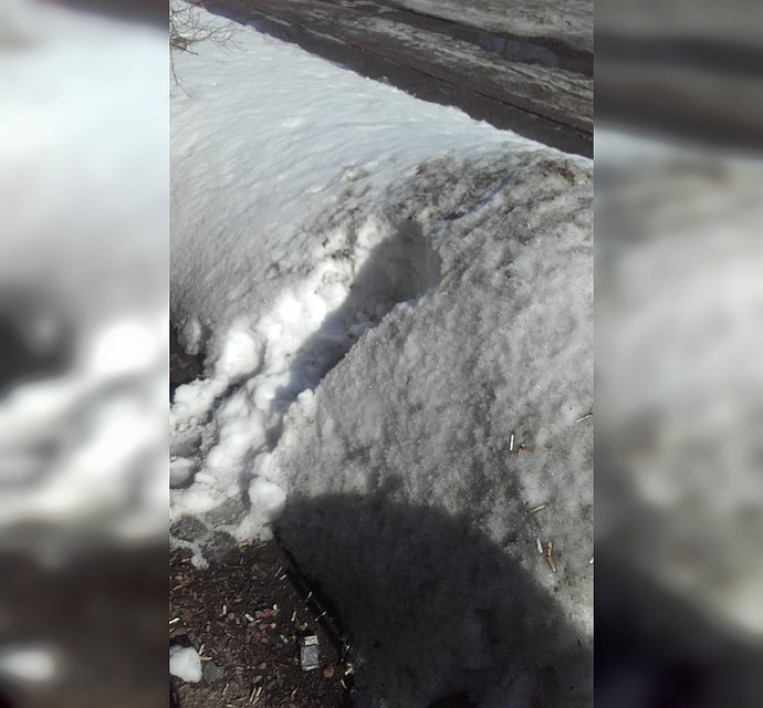 Падение ребенка смягчил сугроб под окнами дома. Фото: УГЗ по г. Уфе