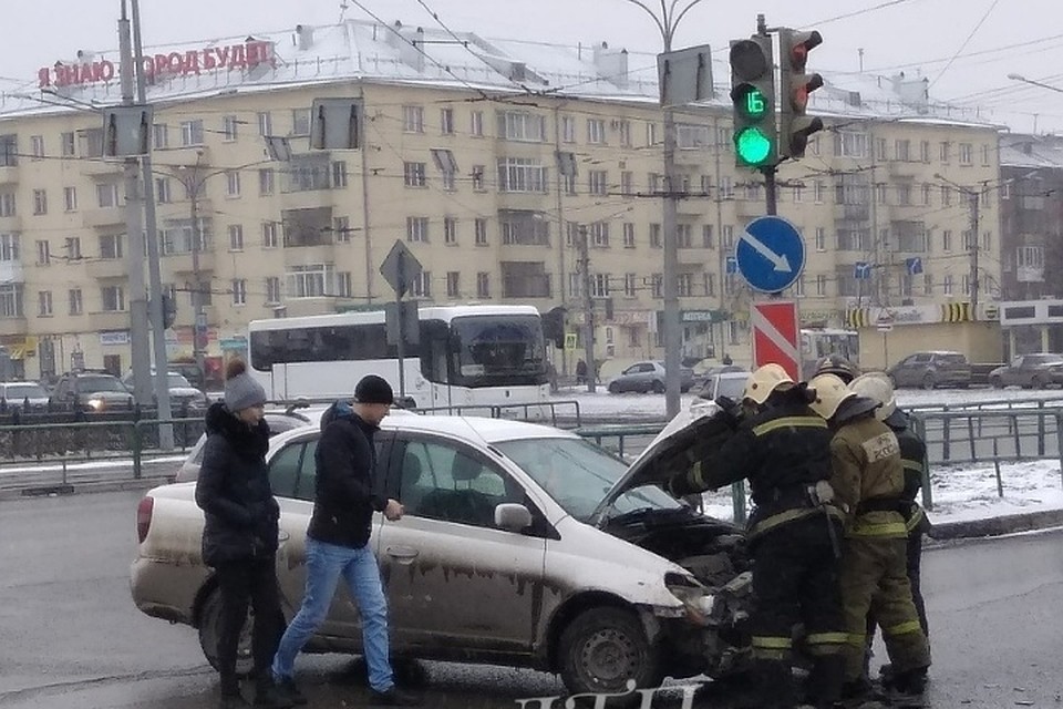 Легковушка протаранила пожарный автомобиль возле новокузнецкого вокзала. Фото: vk.com, "ДТП Новокузнецка"