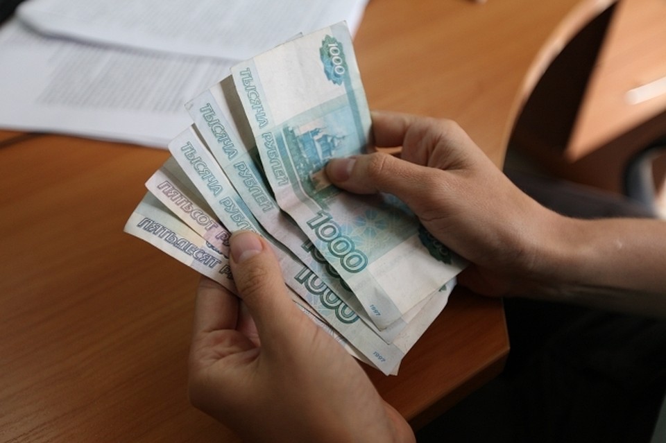 Женщина положила деньги в платок, а нашла нарезанную бумагу