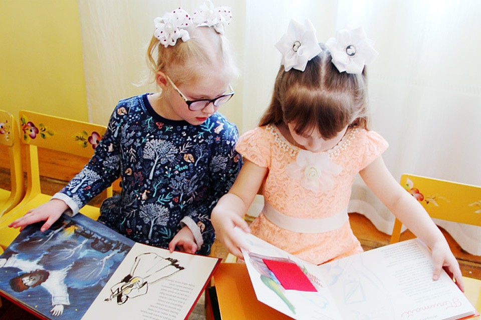 Тактильные вкладки превращают общение с книгой в увлекательную игру. Фото: АО «СУЭК»