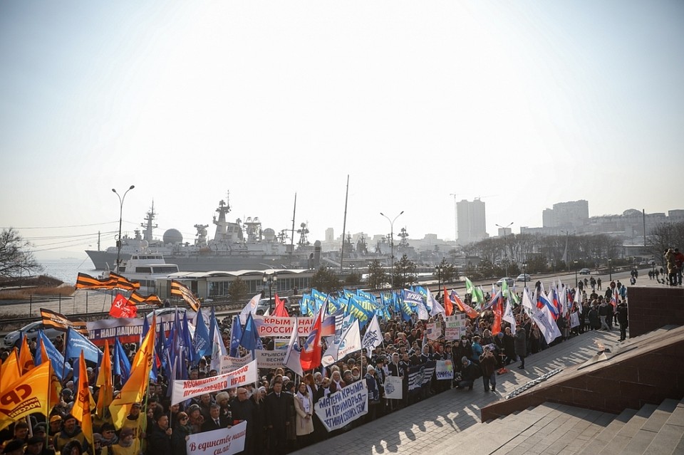 Около трех тысяч человек пришли на митинг в честь воссоединения Крыма с Россией.