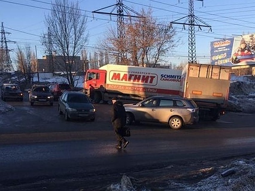 Фура перегородила улицу Антонова. Фото соцсетей