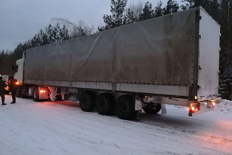 Три грузовика с контрабандой пограничники задержали на российско-белорусской границе.