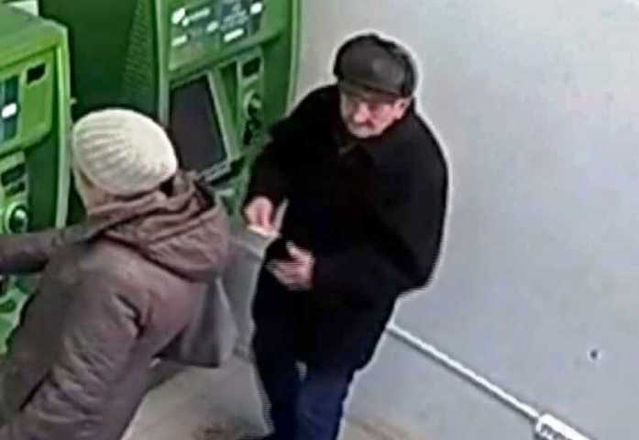 Этот пенсионер просто забрал чужие деньги и ушел. Фото - скрин видео УМВД по Волгограду.