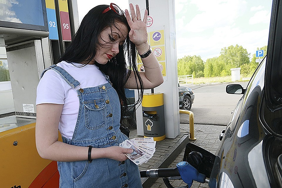 Ужесточения предполагаются такие - полный запрет продавать на АЗС какое бы то ни было топливо, кроме сертифицированного бензина и дизеля класса «Евро-5»