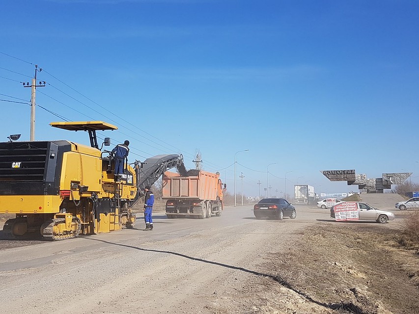 Сейчас в этом месте срезают убитое дорожное покрытие.
