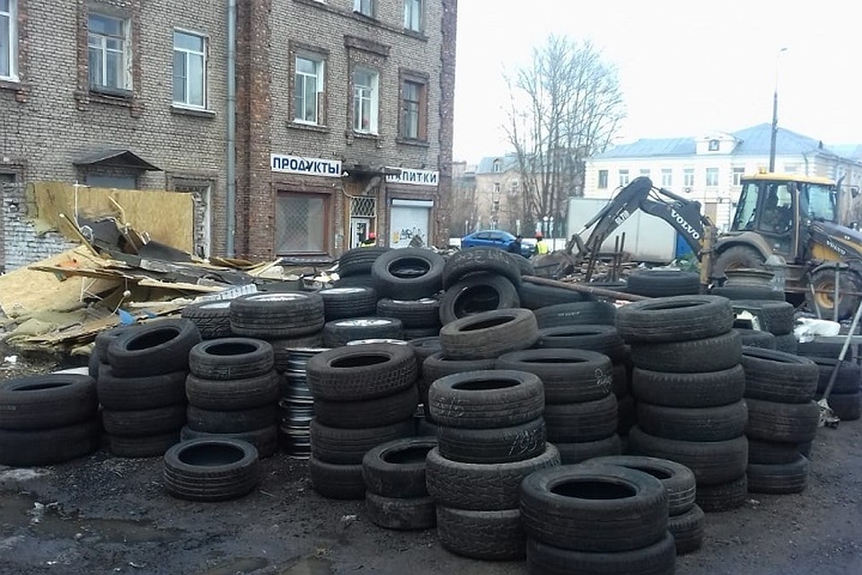 В Красносельском районе снесли постройку, куда петербуржцы отдавали шины на хранение