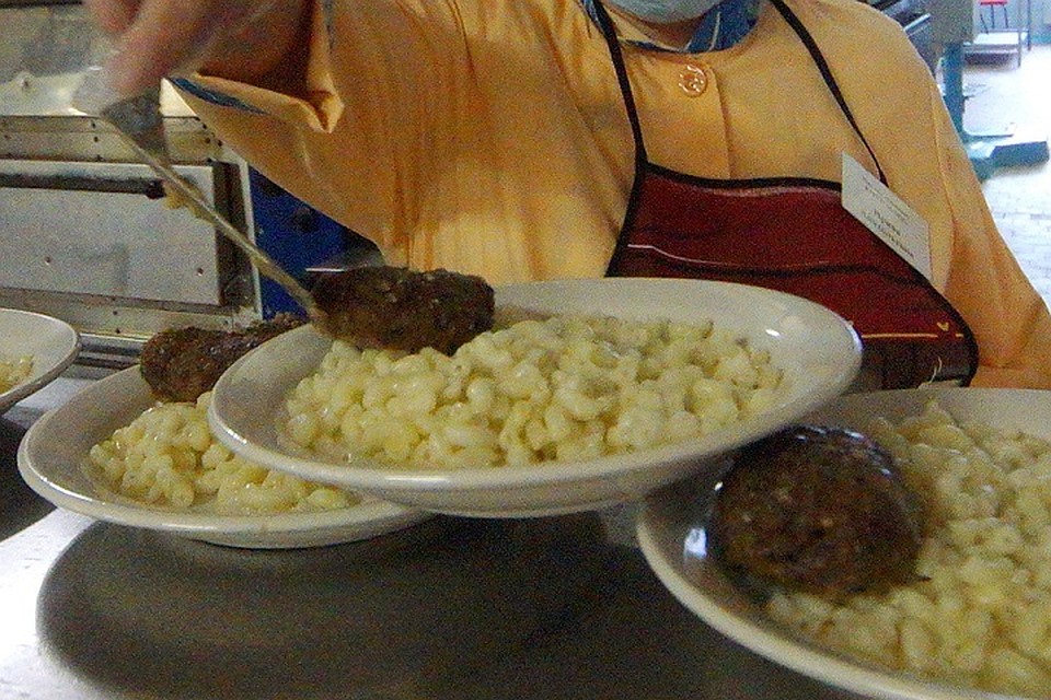 В этом свою роль сыграло подорожание молочной продукции и мяса птицы, играющих важную роль в детском питании, рост цен на ГСМ, коммуналку и увеличение зарплаты поварам.