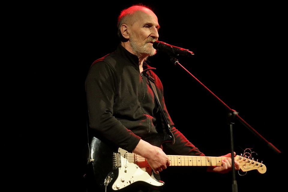 Два часа выступления 67-летний Мамонов провел на ногах