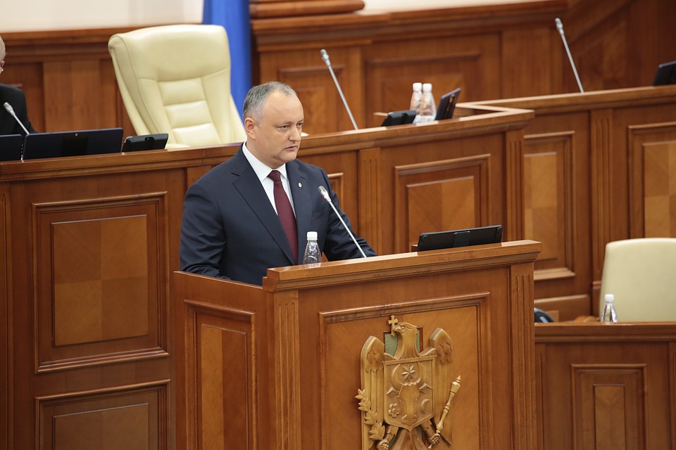 Президент Молдовы выступил с обращением в парламенте на молдавском и русском языках