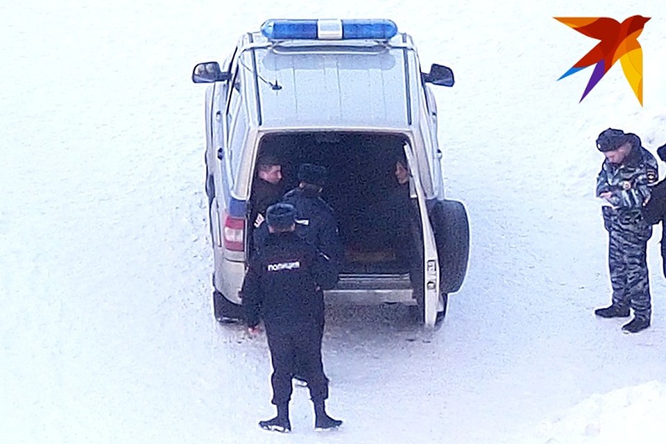 В Мурманске задержали двух мужчин в сквере на улице Ленинградской. Младший из них садился в машину с пренебрежительной улыбкой.