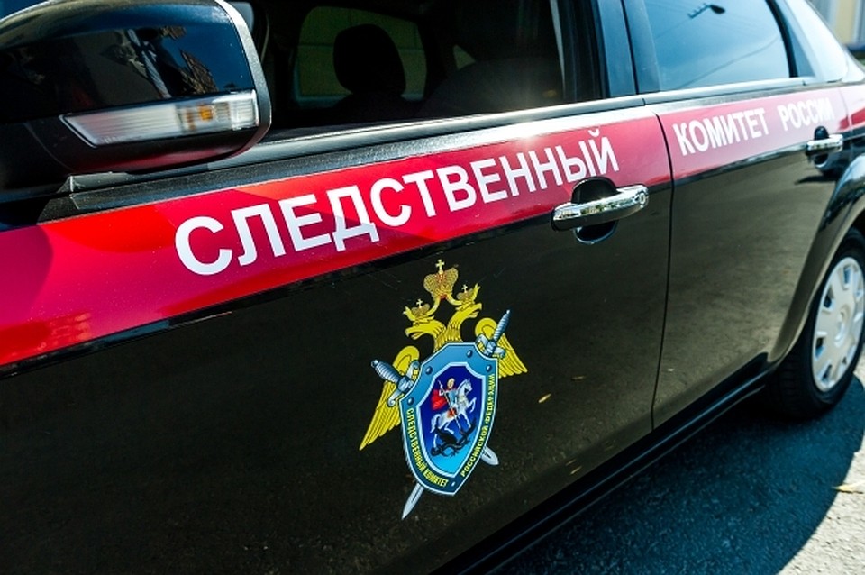 В Краснодаре из многоэтажного дома выпал мужчина