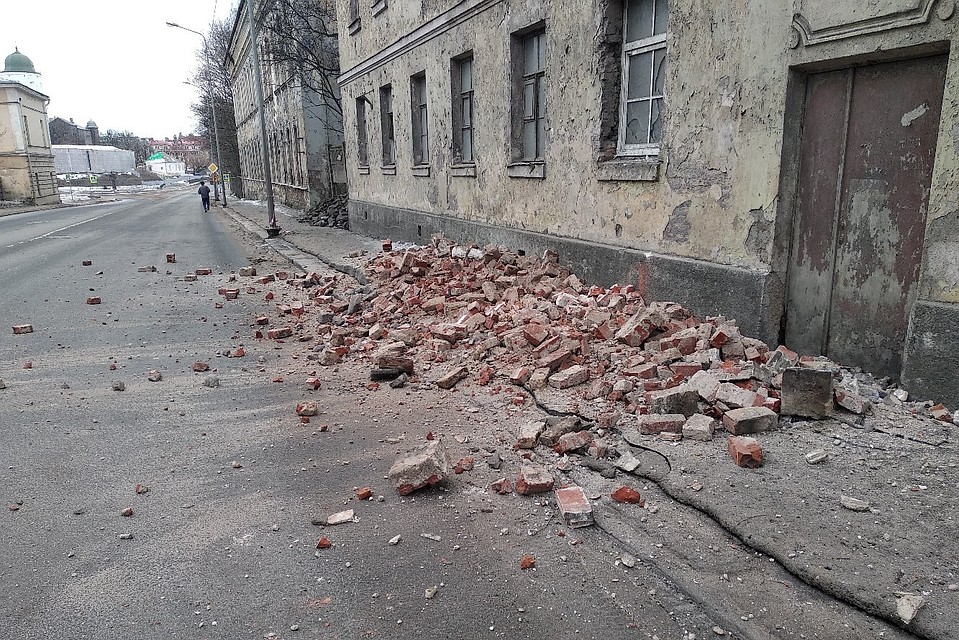 В Выборге обрушился кирпичный карниз здания. Фото: vk.com/vyborg_interesting