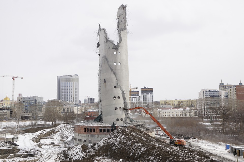 С первого раза уронить всю башню не удалось. Остатки пришлось ронять с помощью спецтехники.