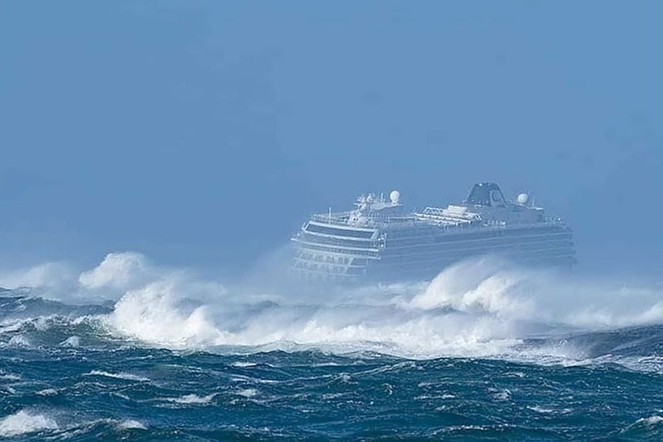 Круизный лайнер "Viking Sky" попал в сильный шторм у берегов Норвегии. Фото: YouTube