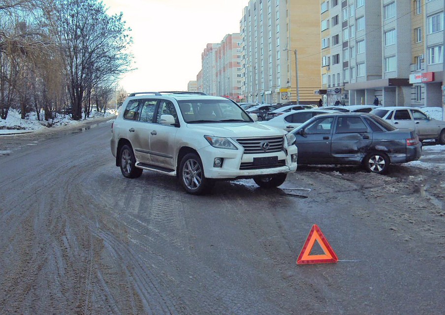 Дорогая иномарка врезалась в "Богдан"