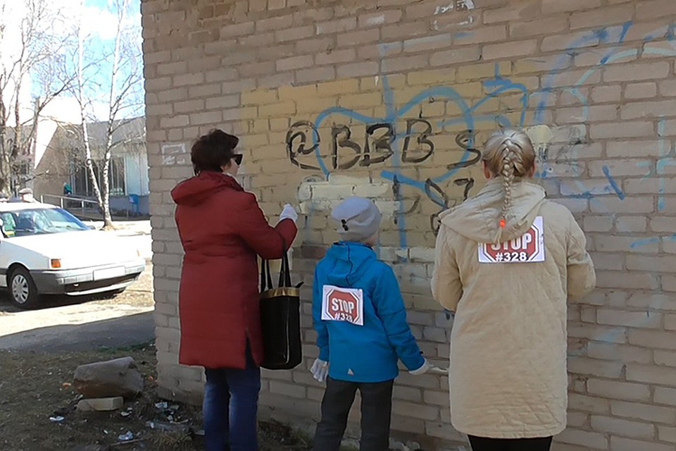 В Витебске волонтеры очистили целый квартал от наркоманских граффити. Фото: Виктория ПЕРЫШКИНА.