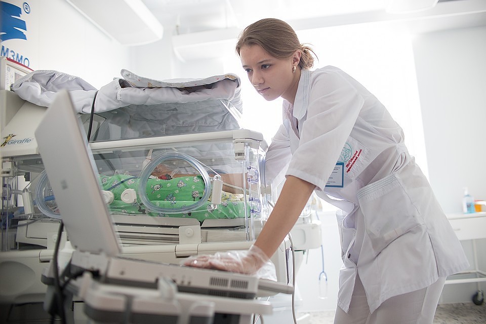 Поскольку все роддома Москвы в 2019 году входят в многопрофильные клиники, акушеры могут пригласить любых профильных специалистов из больницы