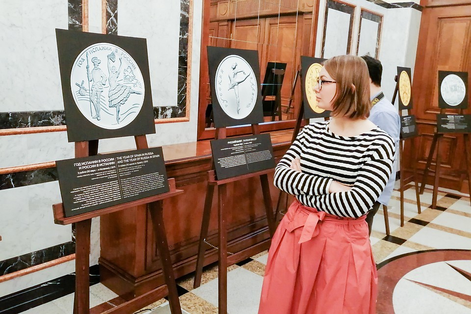 На выставке можно узнать историю создания монет на театральную тематику.