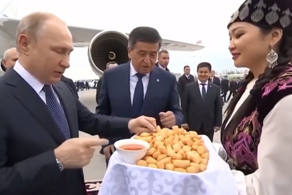 Президента РФ Владимира Путина торжественно встретили в аэропорту Бишкека