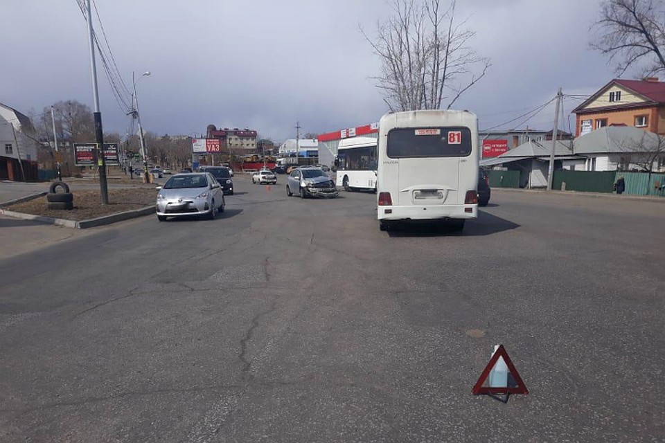 В Хабаровске 10 пассажиров автобуса невольно стали участниками аварии