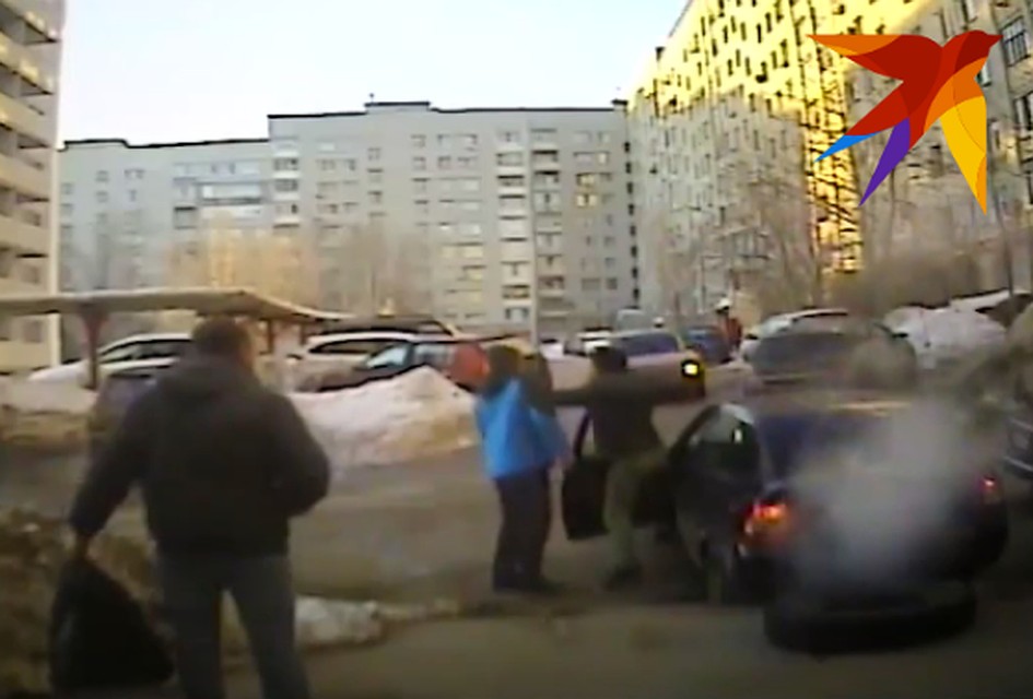 Водитель напал на сделавшего ему замечание человека Кадр из видео "Безопасного дома"