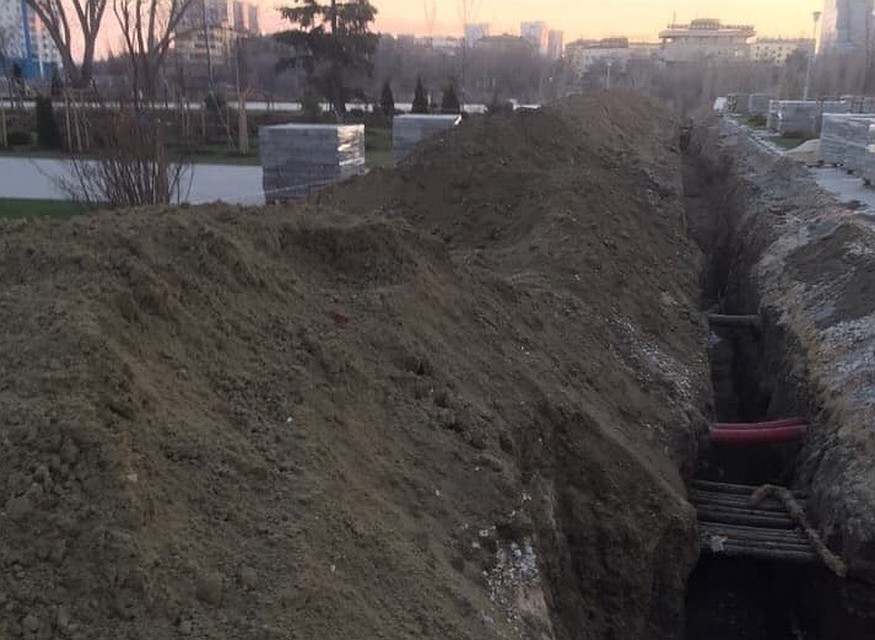 Подрядчик обязан восстановить плитку.