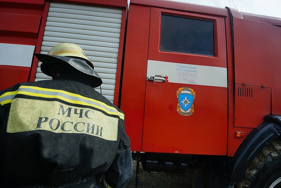 Автомобиль горел открытым пламенем к приезду пожарных