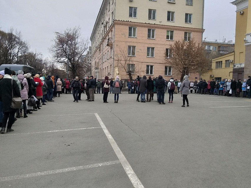 Ранним утром, затылок в затылок, обманутые челябинские дольщики выстроились у резиденции губернатора.