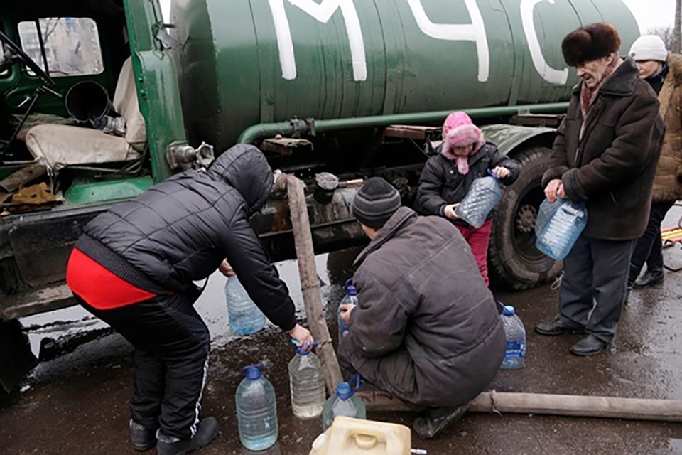 Воду в город привозят в цистернах. Фото: facebook.com