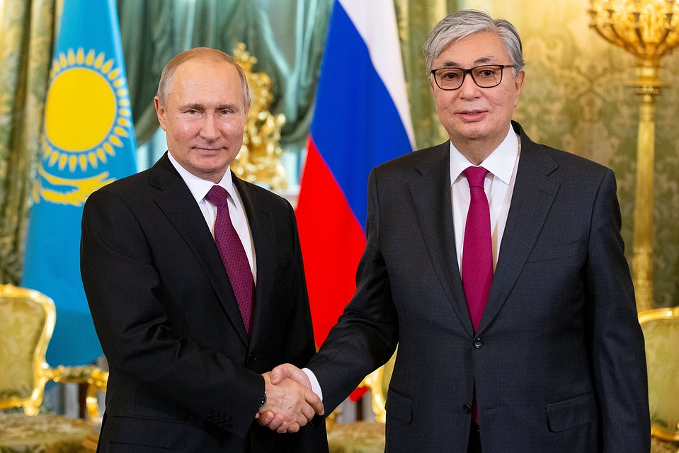 Президент России Владимир Путин и президент Казахстана Касым-Жомарт Токаев во время встречи в Кремле.