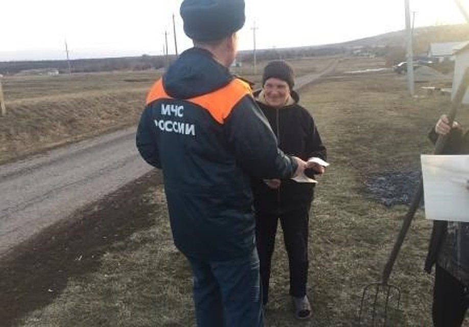 Только за прошедшие сутки белгородские спасатели 24 раза выезжали на тушение сухой травы. Фото пресс-службы Главного управления МЧС России по Белгородской области.
