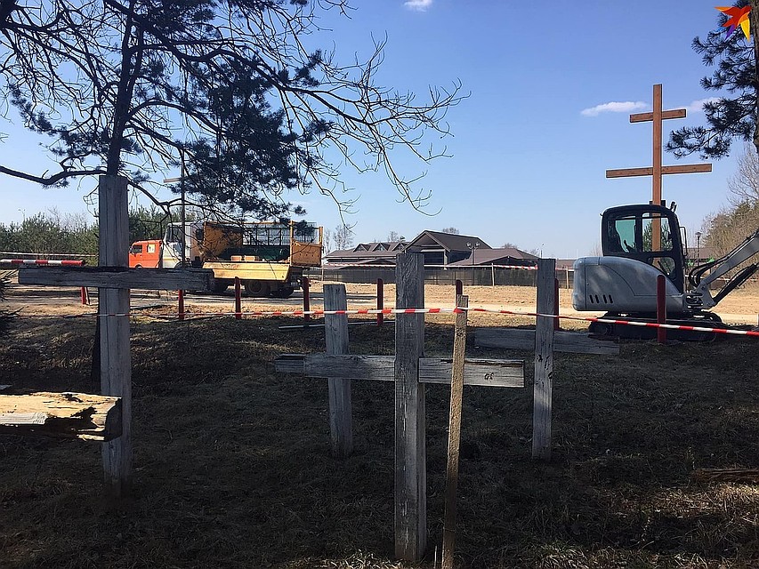 В Куропатах сносили кресты, кресты, установленные по периметру мемориала