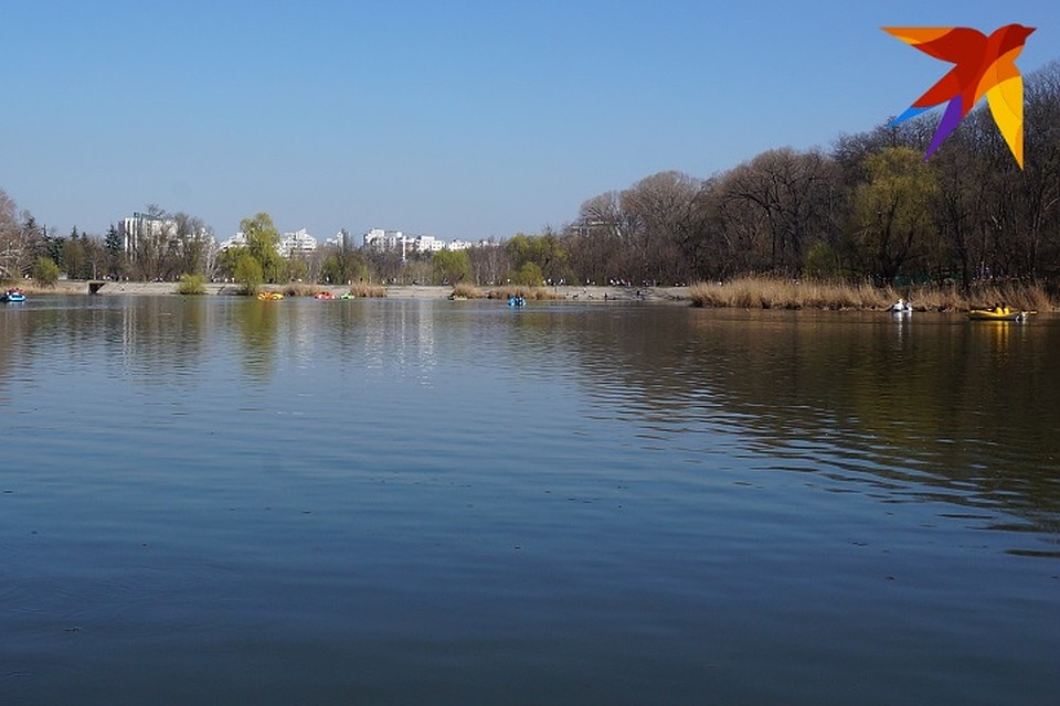 Погода располагает к катанию на лодке