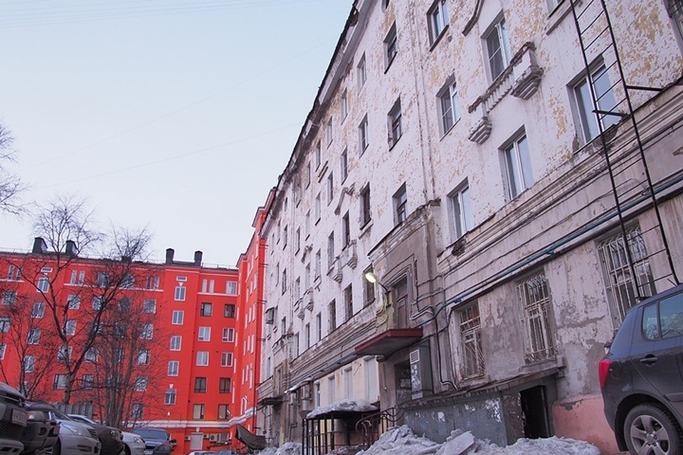 Именно в этом дворе, в самом центре Мурманска, располагается "Теремок". Скорее всего, снежный пласт рухнул с одного из этих двух домов, но уж никак не с детского садика.