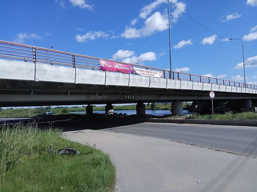 Под Мостом глупости в Петербурге застрял 166 автомобиль Фото: твиттер Мост глупости