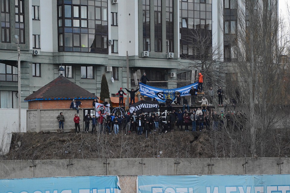 Белгородские фанаты не захотели покупать билеты и остались за пределами стадиона в Рязани.