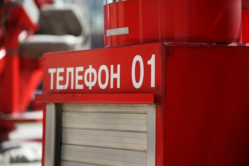 Жильцы горящего барака в Хабаровске успели выбраться на улицу