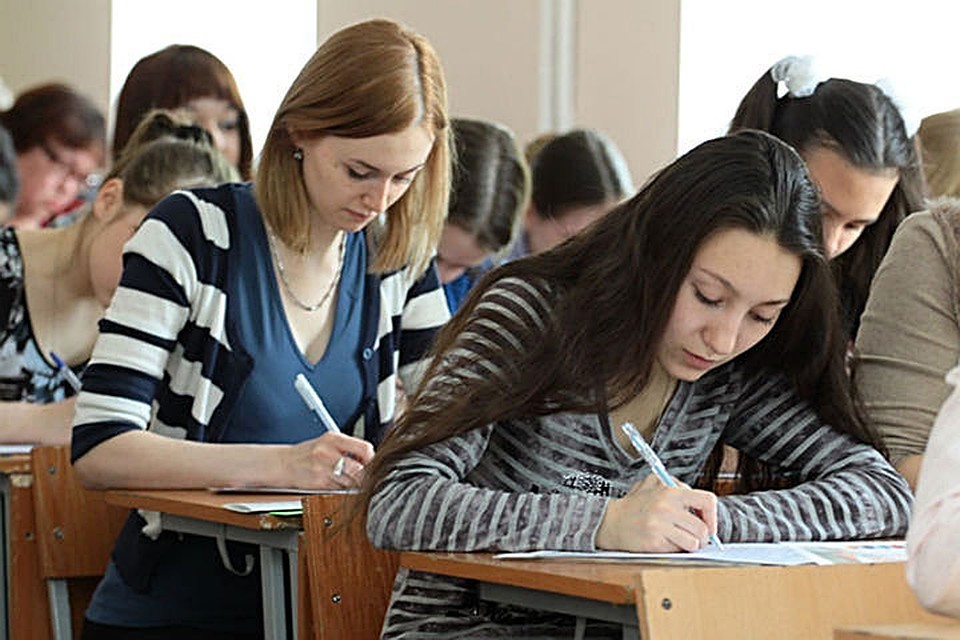 Заместитель мэра и звезда телеэфира прочитают текст «Тотального диктанта» в Иркутске.