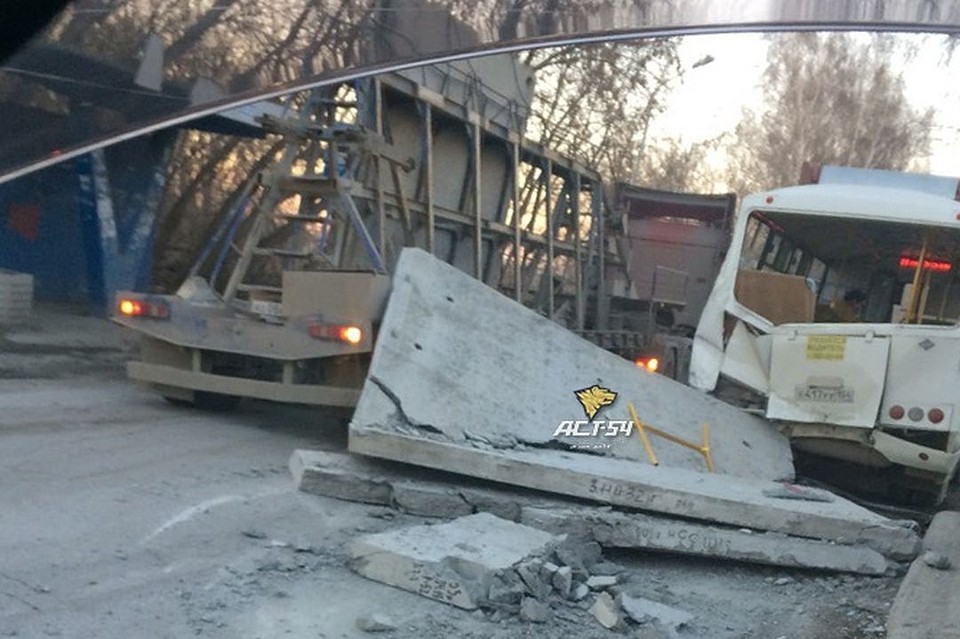 Плиты рухнули с длинномера на пассажирский автобус.