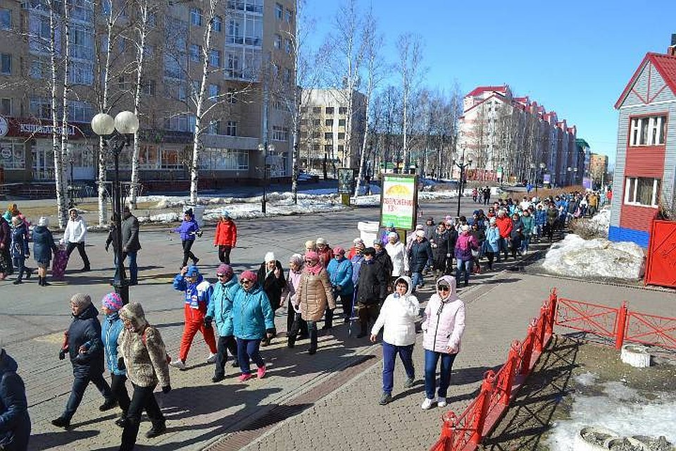 Двести хантымансийсцев поддержали акцию «10 000 шагов к жизни». Фото с сайта администрации города Ханты-Мансийск