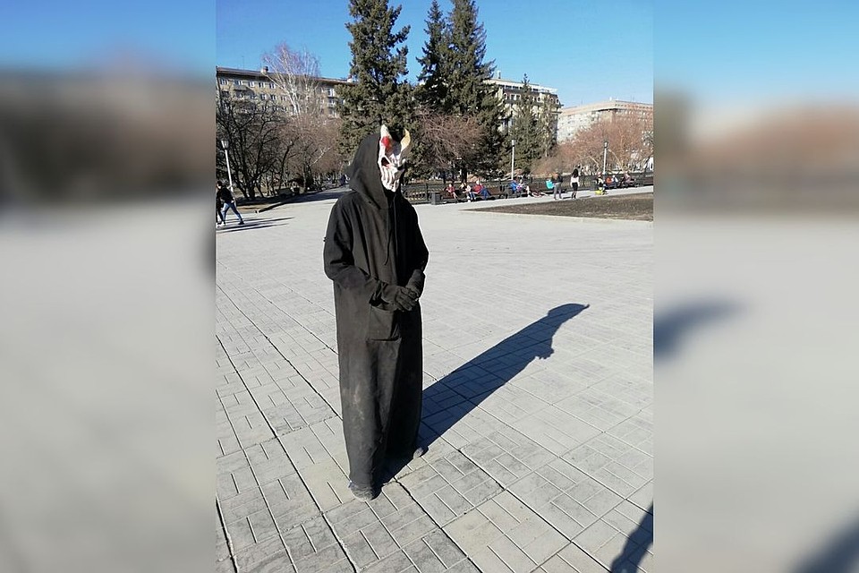 Кто и зачем скрывается за маской - остается загадкой. Фото: Елена Николаевна.