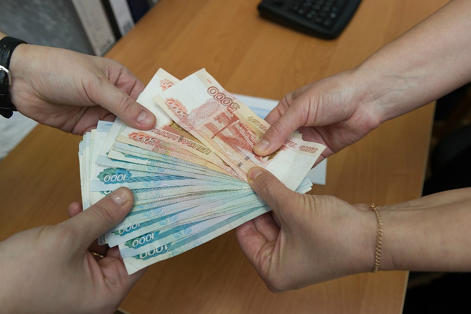 Деньги, предназначенные на зарплаты работникам, предприниматель тратил на другие цели