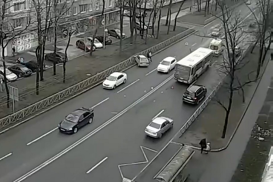 В Колпино водитель "Лады" протаранил отъезжавший от остановки автобус. Фото: vk.com/unreleased_dtp
