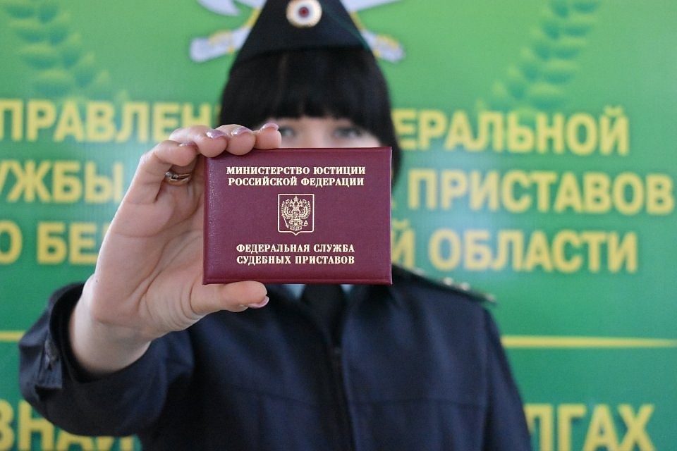 Судебные приставы задолженность списали со счета торговой компании, где работала женщина.